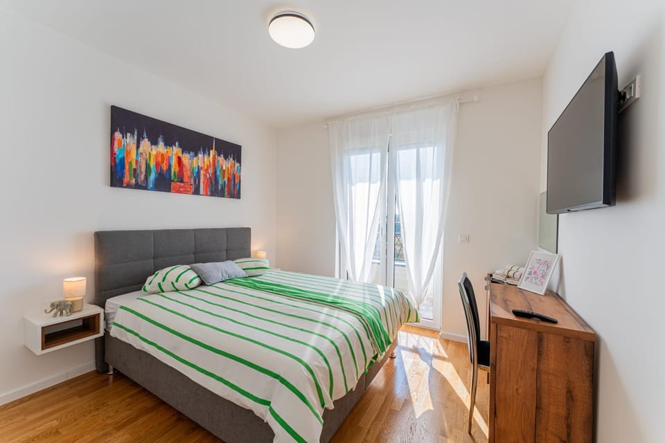 Bed, TV and multimedia, Seating area, Bedroom
