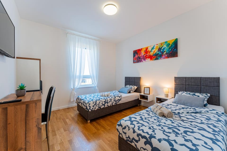 Bed, TV and multimedia, Seating area, Bedroom