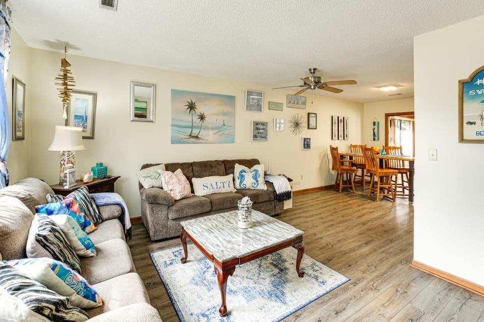 Cozy Home w/ Fenced Backyard in Sunset Beach! House in Calabash