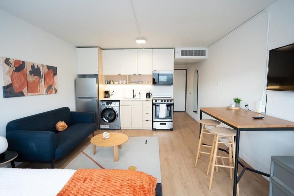 Bed, TV and multimedia, Coffee/tea facilities, Living room, Photo of the whole room, Seating area, Evening entertainment, oven, stove, air conditioner