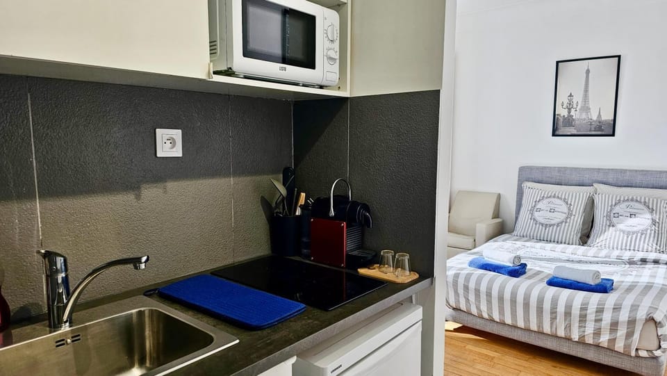 Bed, Kitchen or kitchenette, Photo of the whole room, Bedroom, microwave