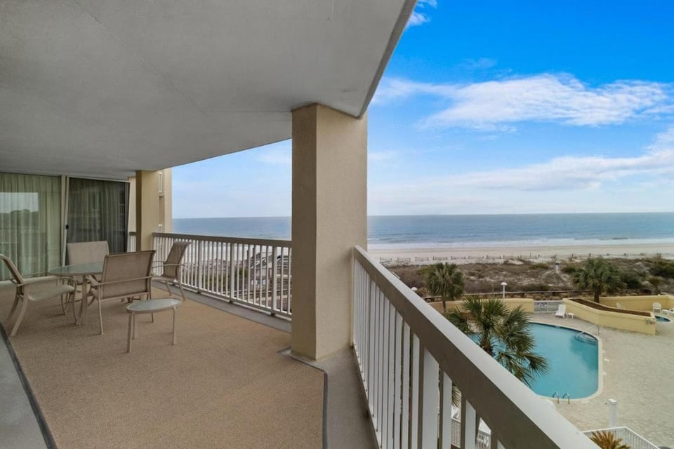 Oceanfront 3 Bdrm Getaway to the Beach Sleeps 6 House in South Carolina