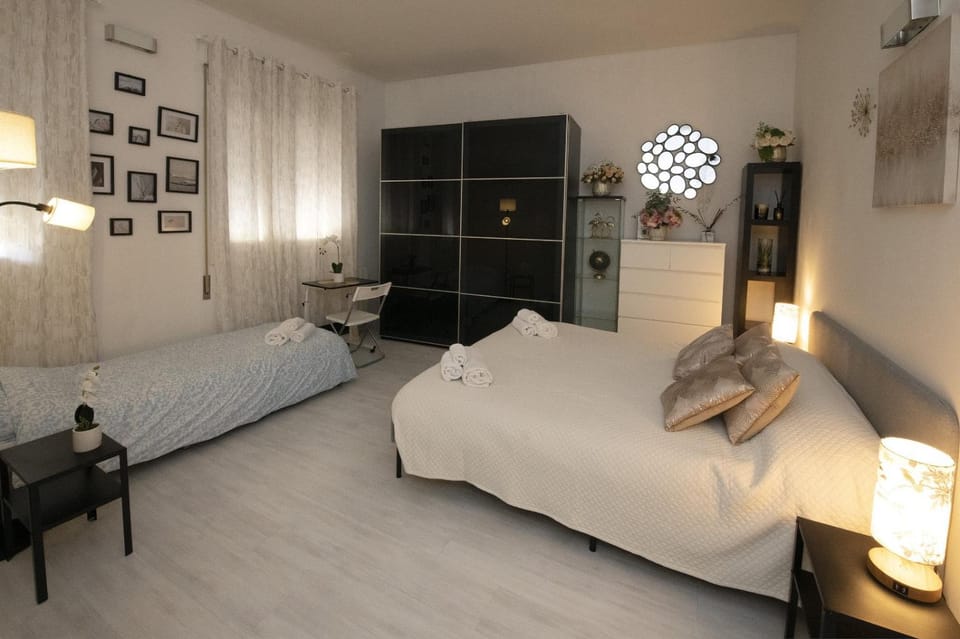 Bed, TV and multimedia, Photo of the whole room, Bedroom, wardrobe, air conditioner