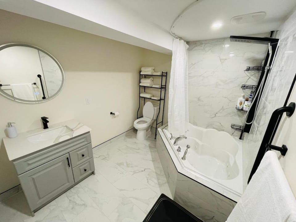Modern Thorold Apt with Pool Table Apartment in Saint Catharines