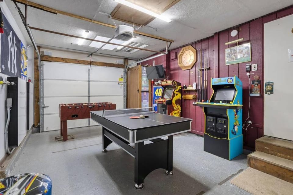 Mountain Oasis Hot Tub Game Room Fire Pit House in Coolbaugh Township