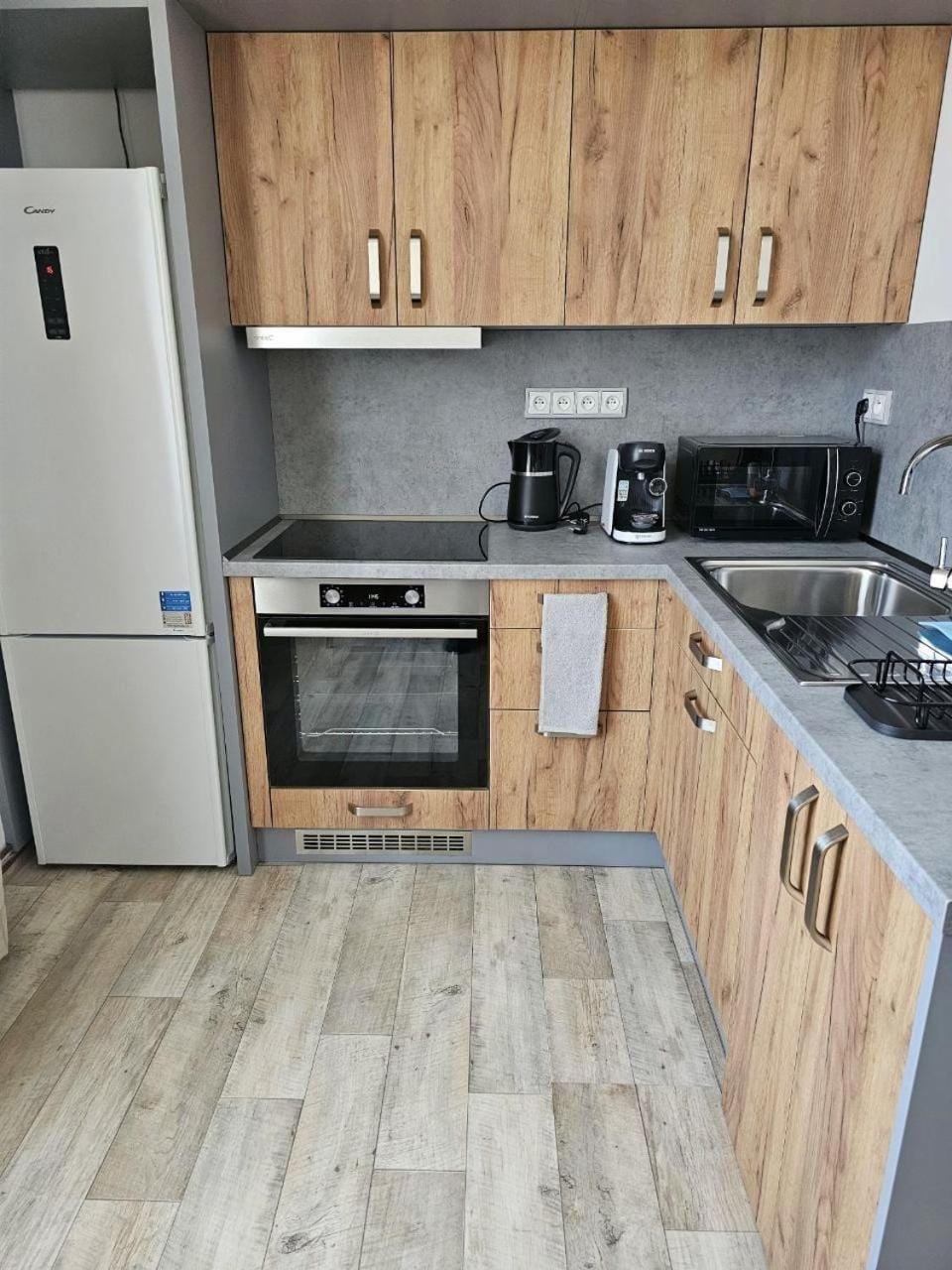 Coffee/tea facilities, Kitchen or kitchenette, stove