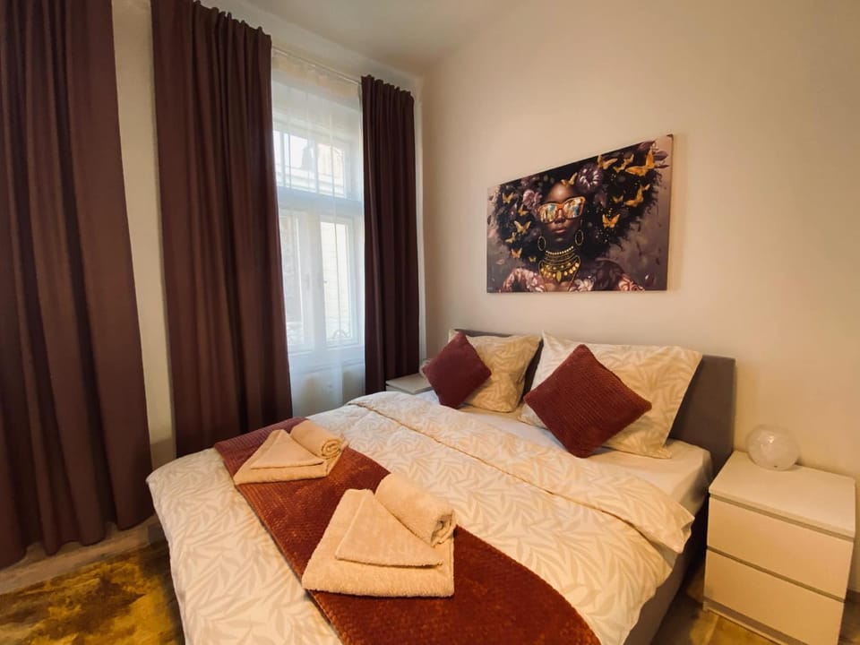 Bed, Bedroom, towels