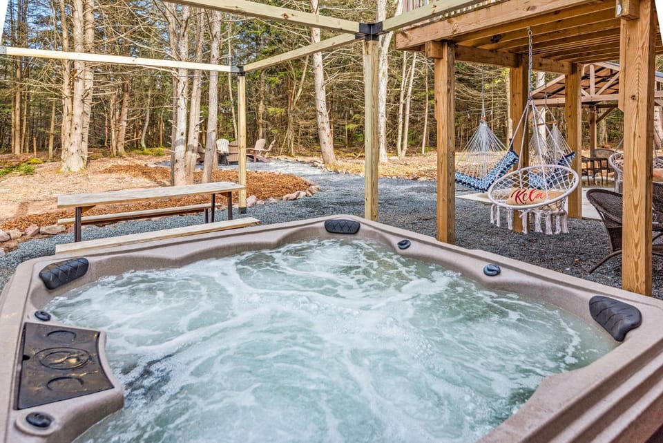 Cozy Cinema Cabin - Hot Tub and More Cabin in Kidder Township