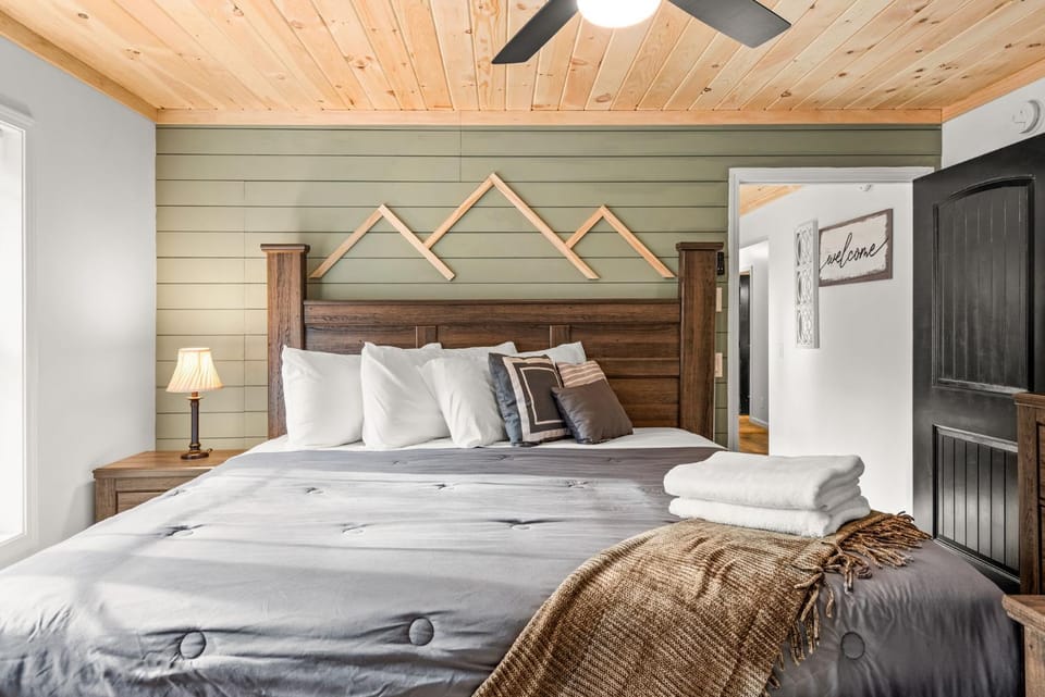 Cozy Cinema Cabin - Hot Tub and More Cabin in Kidder Township