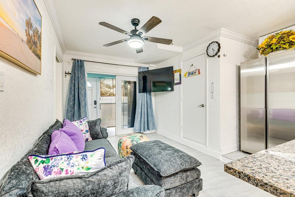 Steps to Shore: Walkable Clearwater Beach Condo House in Clearwater Beach