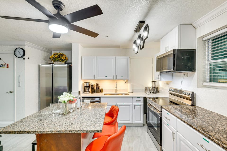 Steps to Shore: Walkable Clearwater Beach Condo House in Clearwater Beach
