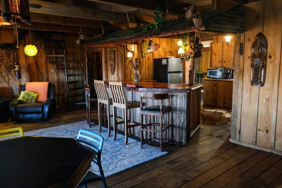 Tiki Cabin Yellow Rose Canyon Cabin in Texas