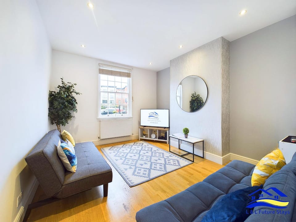 Communal lounge/ TV room, TV and multimedia, Living room, Seating area, Evening entertainment