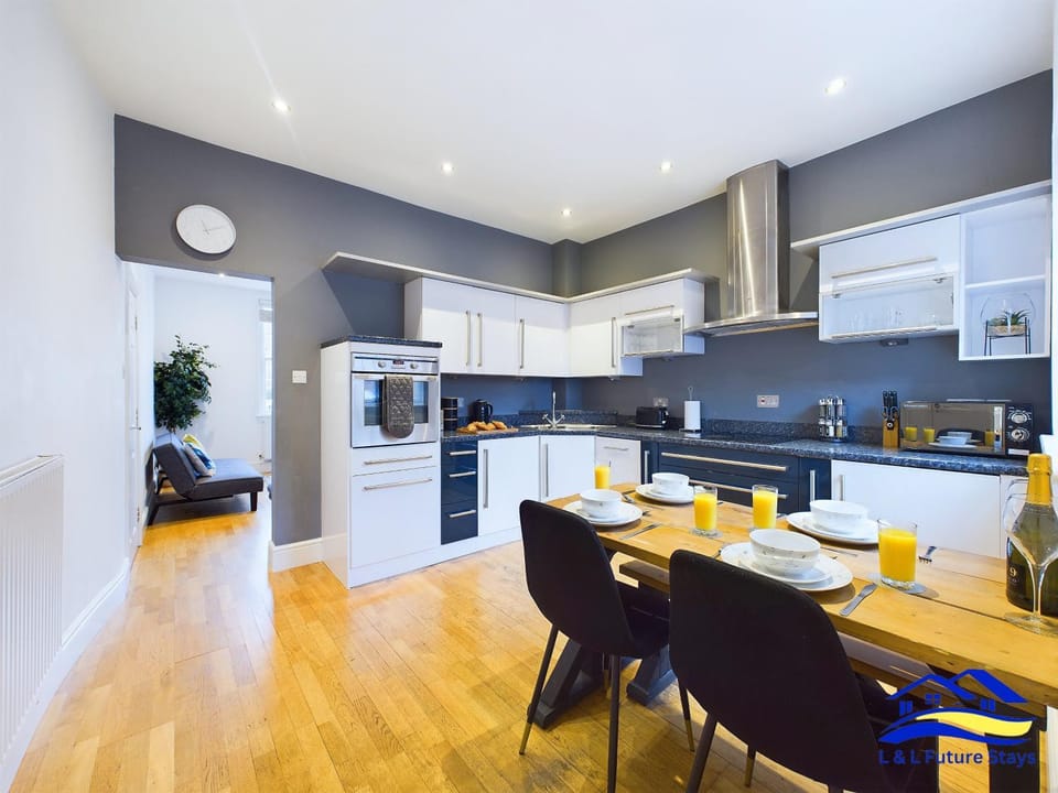 Kitchen or kitchenette, Seating area, Dining area, Bedroom, dishwasher, oven, stove, toaster