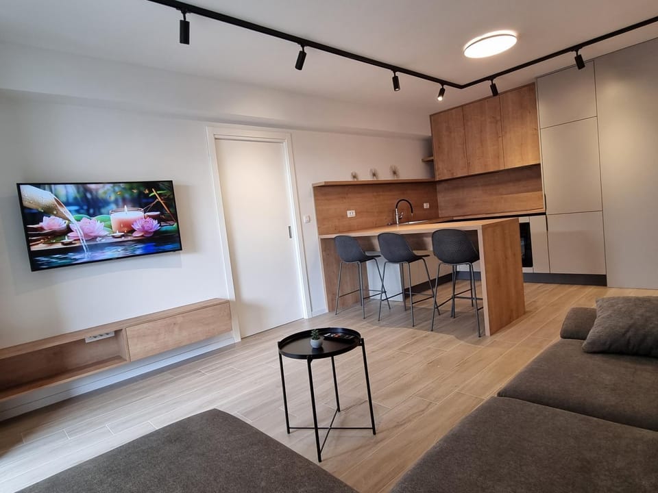 TV and multimedia, Kitchen or kitchenette, Seating area, Dining area, oven, stove