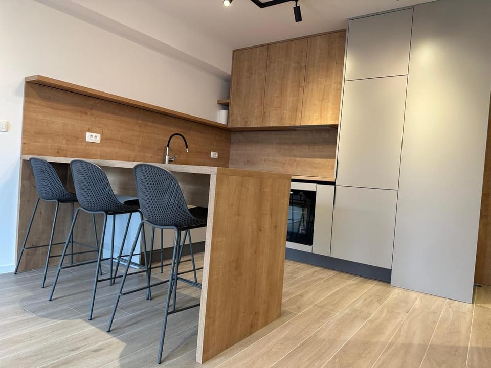 Kitchen or kitchenette, Seating area, Dining area, oven, stove