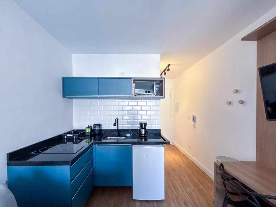 Kitchen or kitchenette, microwave, minibar, stove