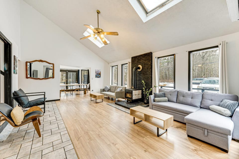Hot Tub & Game Room: Long Pond Getaway! House in Pocono Mountains