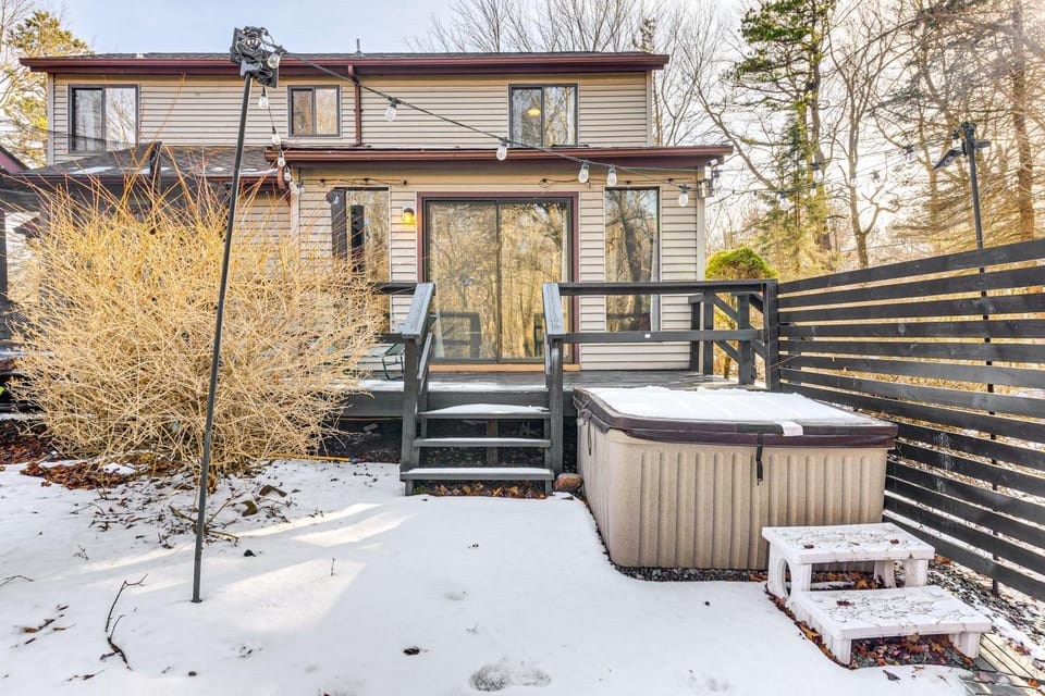 Hot Tub & Game Room: Long Pond Getaway! House in Pocono Mountains