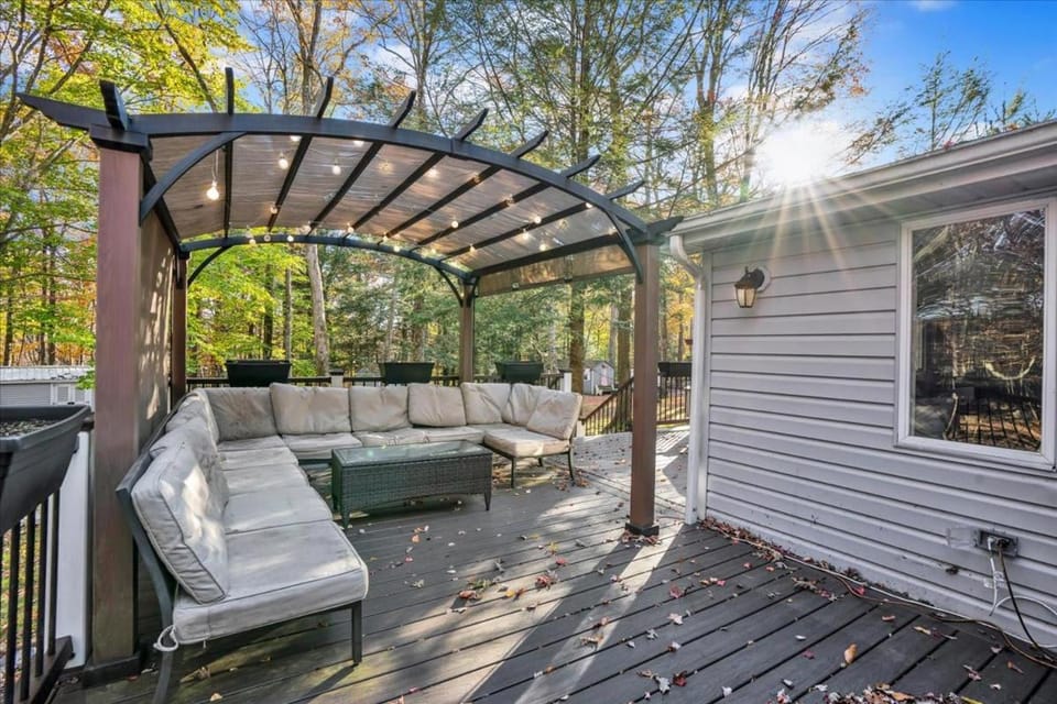 Serene Pocono Escape Hot Tub Lake Access House in Tunkhannock Township