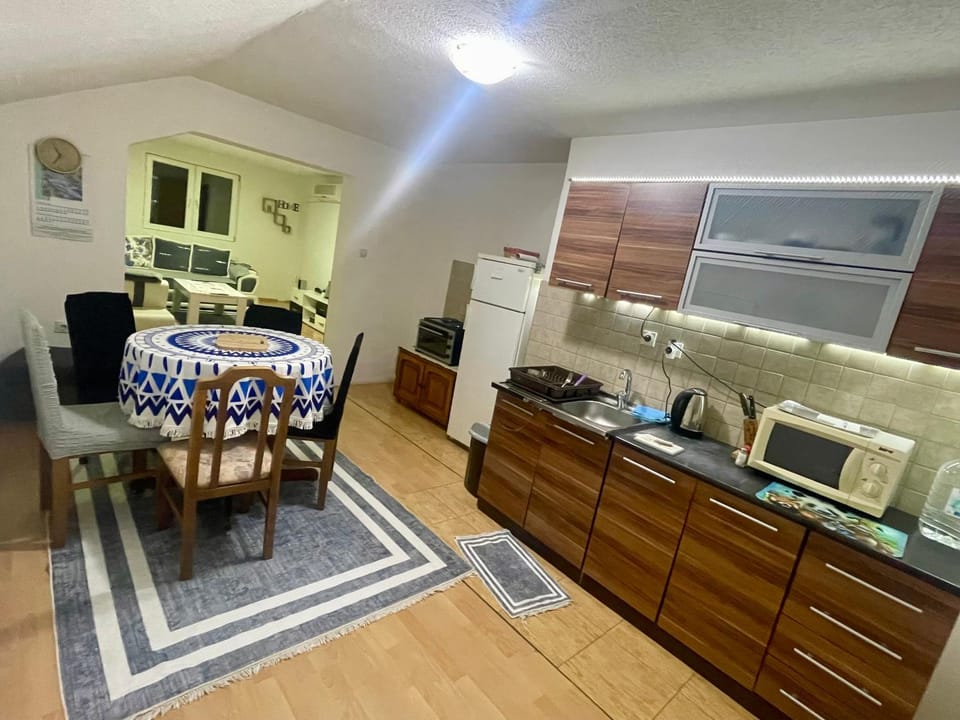 Kitchen or kitchenette, Seating area, toaster