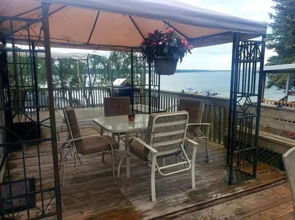 Westlake Dunes View Beach-FREE Pontoon Boat Rental House in New York