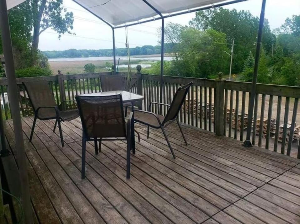 Westlake Dunes View Beach-FREE Pontoon Boat Rental House in New York
