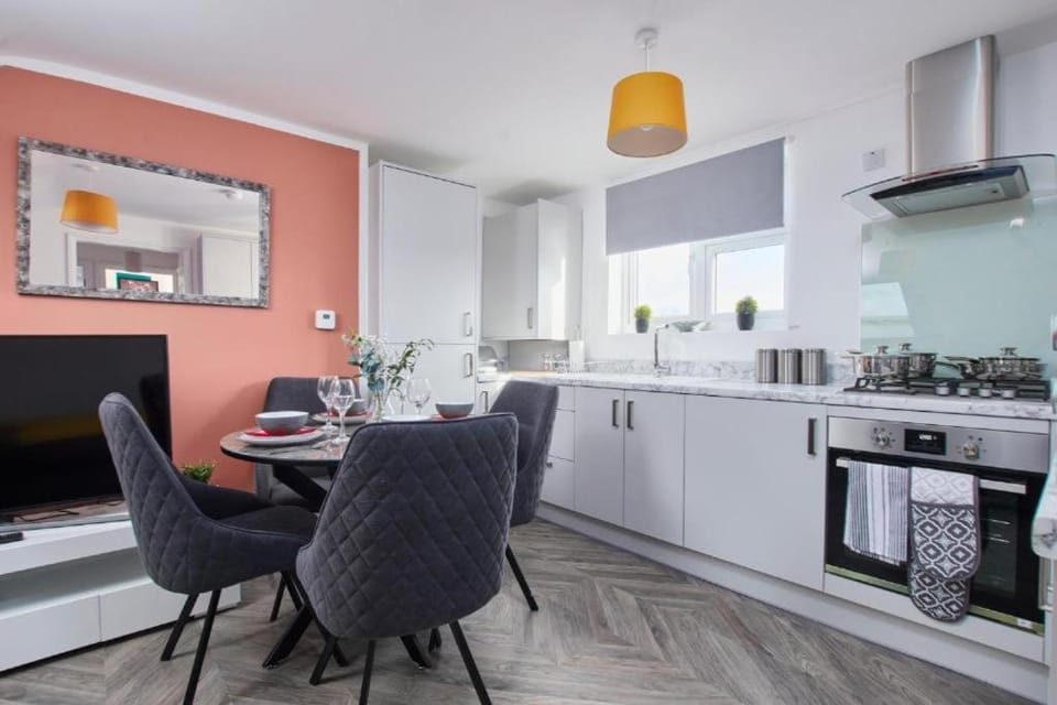 Sleek Gem of London -2 Bedroom Apartment with Parking Apartment in Ilford