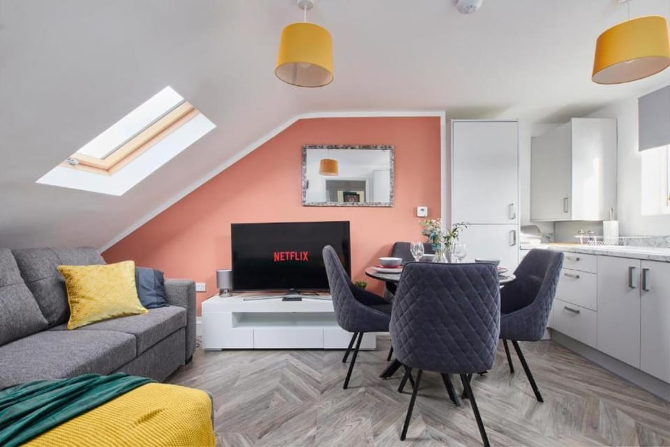 Sleek Gem of London -2 Bedroom Apartment with Parking Apartment in Ilford