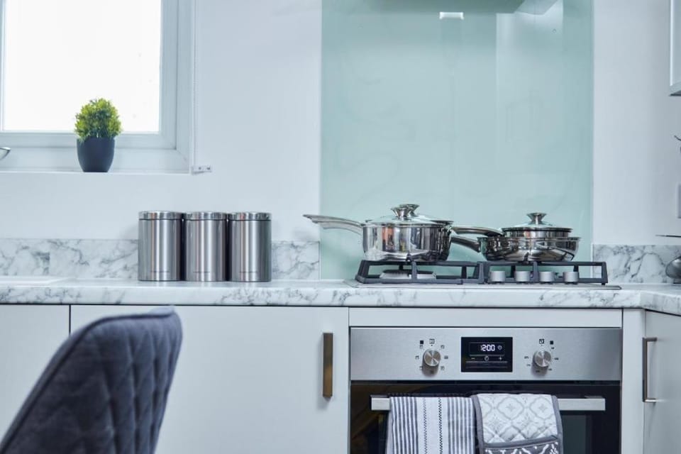 Sleek Gem of London -2 Bedroom Apartment with Parking Apartment in Ilford