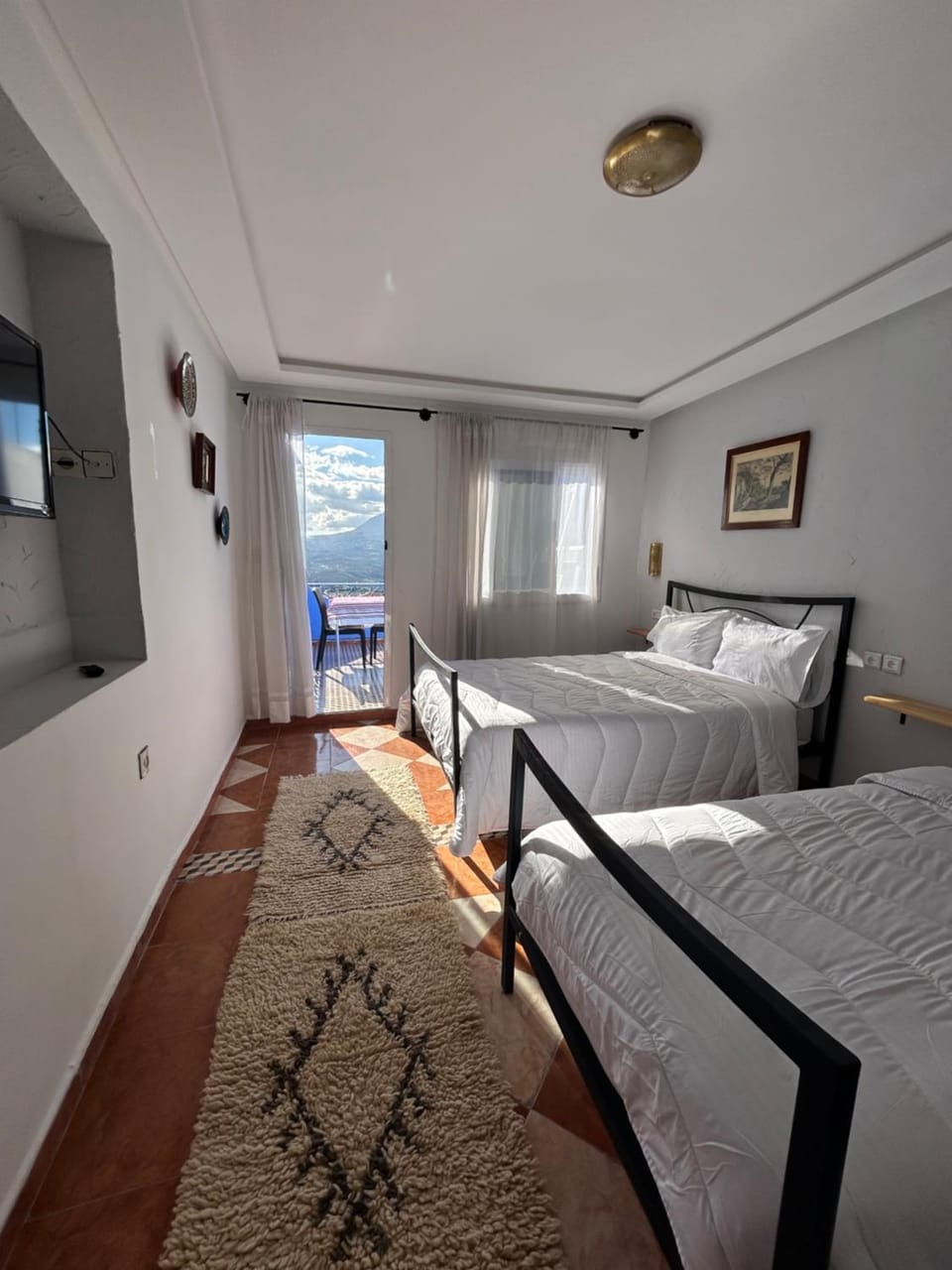 Bed, TV and multimedia, Bedroom