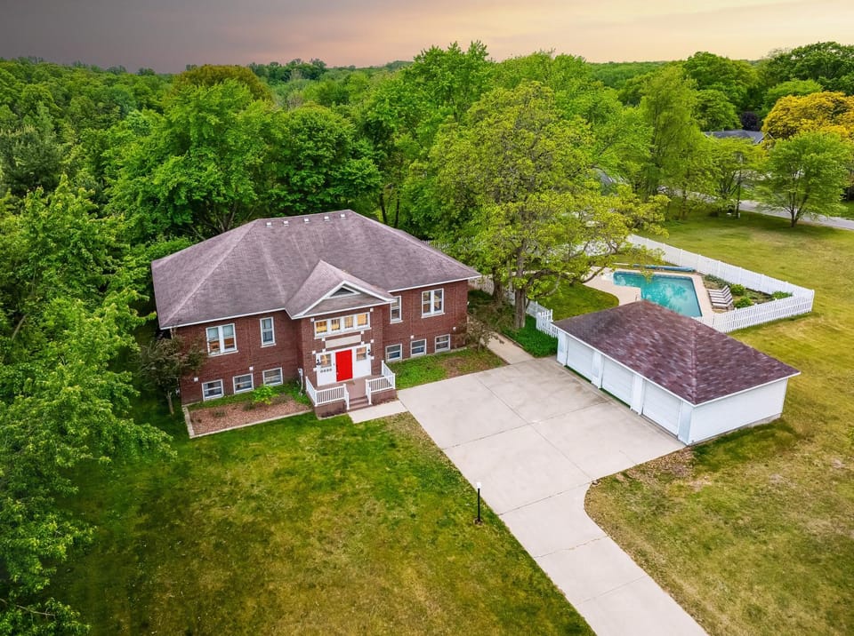 SchoolHouse now Lux BNB! Gym, Sauna, HotTub, GameRoom House in Michigan