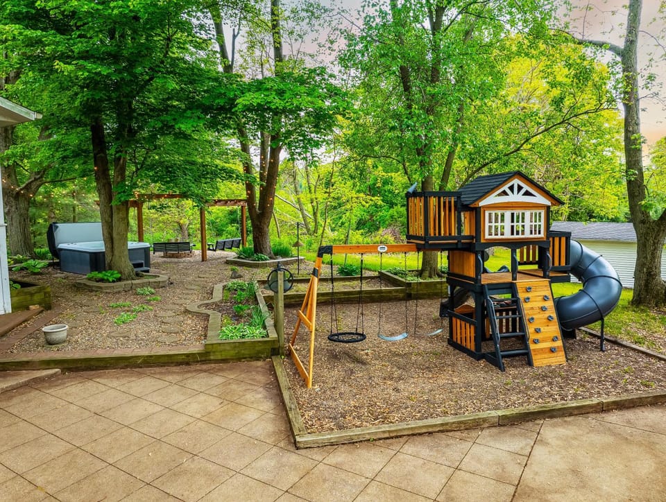 SchoolHouse now Lux BNB! Gym, Sauna, HotTub, GameRoom House in Michigan
