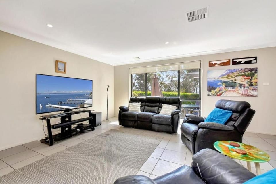 Hidden Horizon - 1pm checkout Sun - 5bed 3 bathroom House in Lake Macquarie