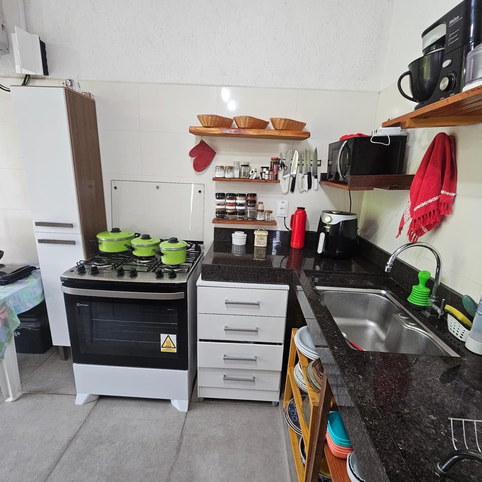 Coffee/tea facilities, Kitchen or kitchenette, oven, stove
