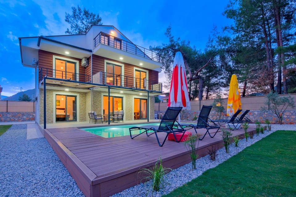 Property building, Night, Pool view, Swimming pool, sunbed