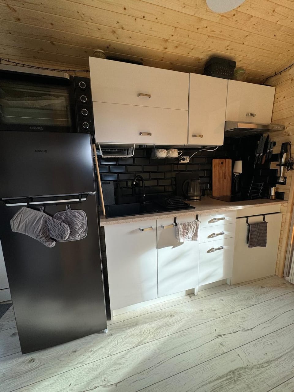 Kitchen or kitchenette, oven
