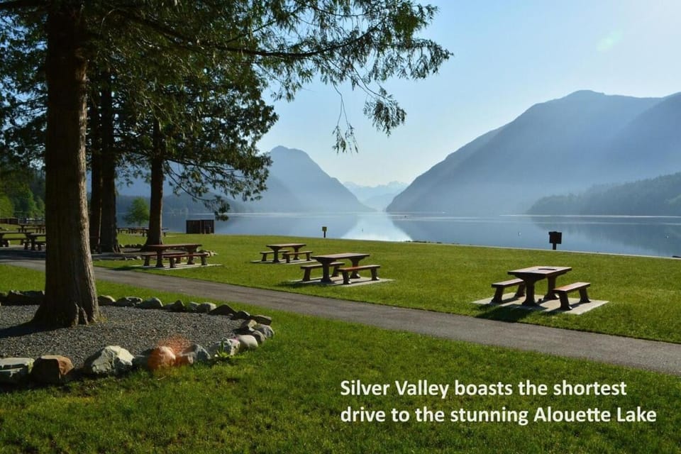 Nearby landmark, Text overlay