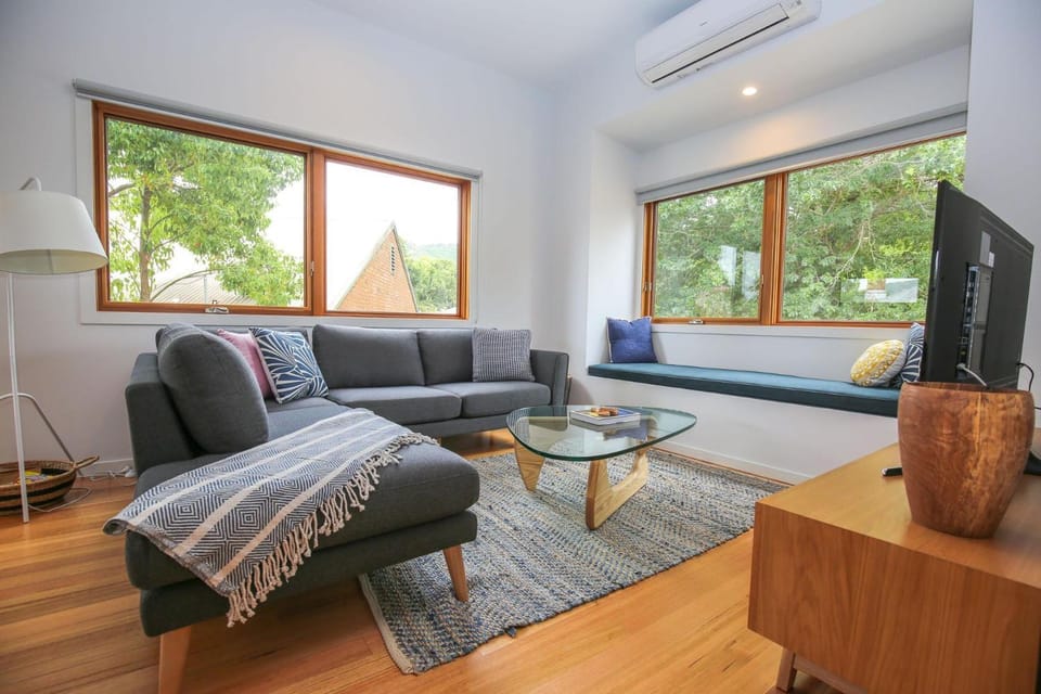 TV and multimedia, Living room, Seating area, air conditioner
