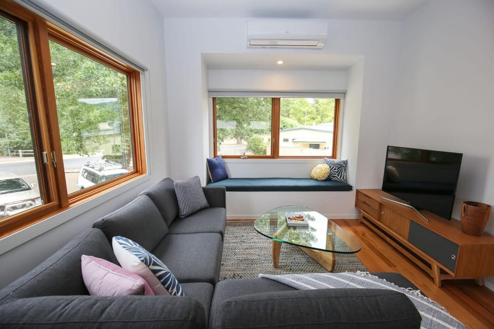 TV and multimedia, Living room, Seating area, heating, air conditioner
