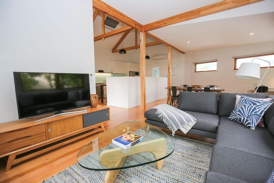 TV and multimedia, Kitchen or kitchenette, Living room, Seating area, Dining area
