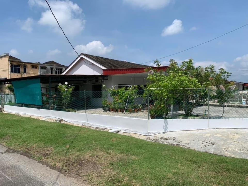 Aloe Vera Homestay - 3 Bed Rooms Corner House House in Perak