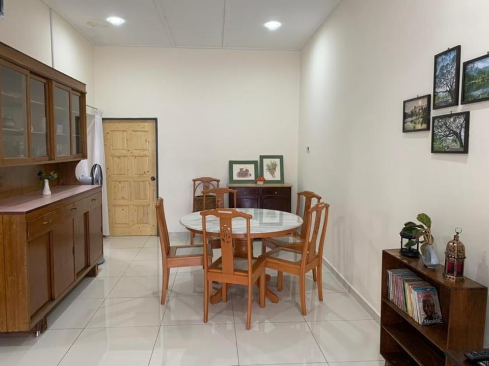 Aloe Vera Homestay - 3 Bed Rooms Corner House House in Perak