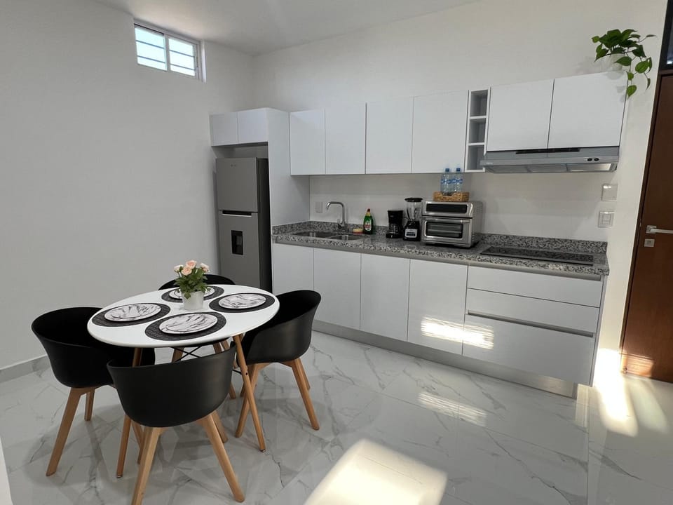 Kitchen or kitchenette, Dining area