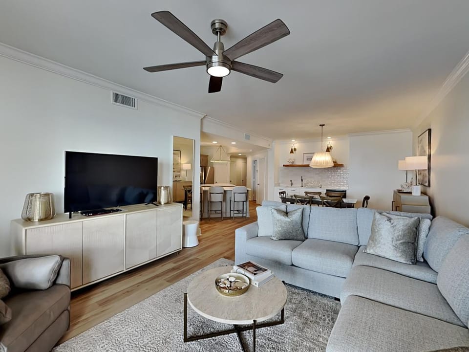 TV and multimedia, Kitchen or kitchenette, Living room, Seating area, Dining area, furniture