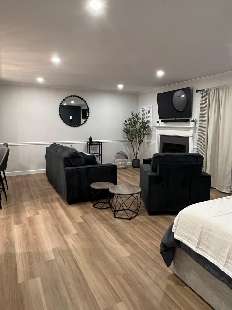 Newly Renovated Villa with King Bed and Amenities, 1 mile to Mohegan Sun Apartment in Norwich