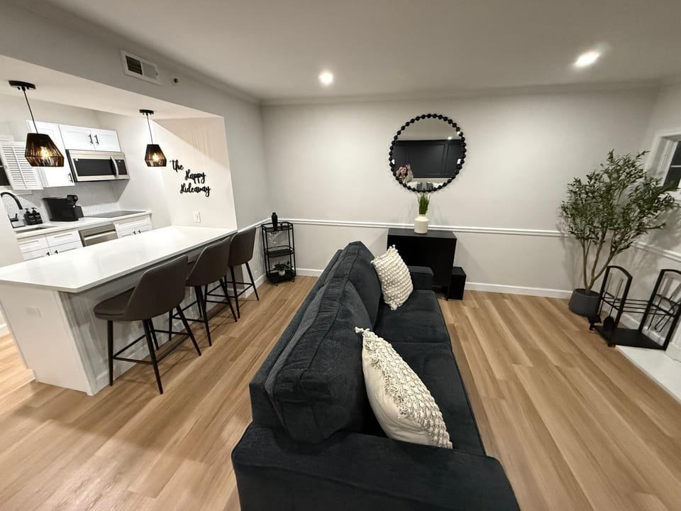 Newly Renovated Villa with King Bed and Amenities, 1 mile to Mohegan Sun Apartment in Norwich