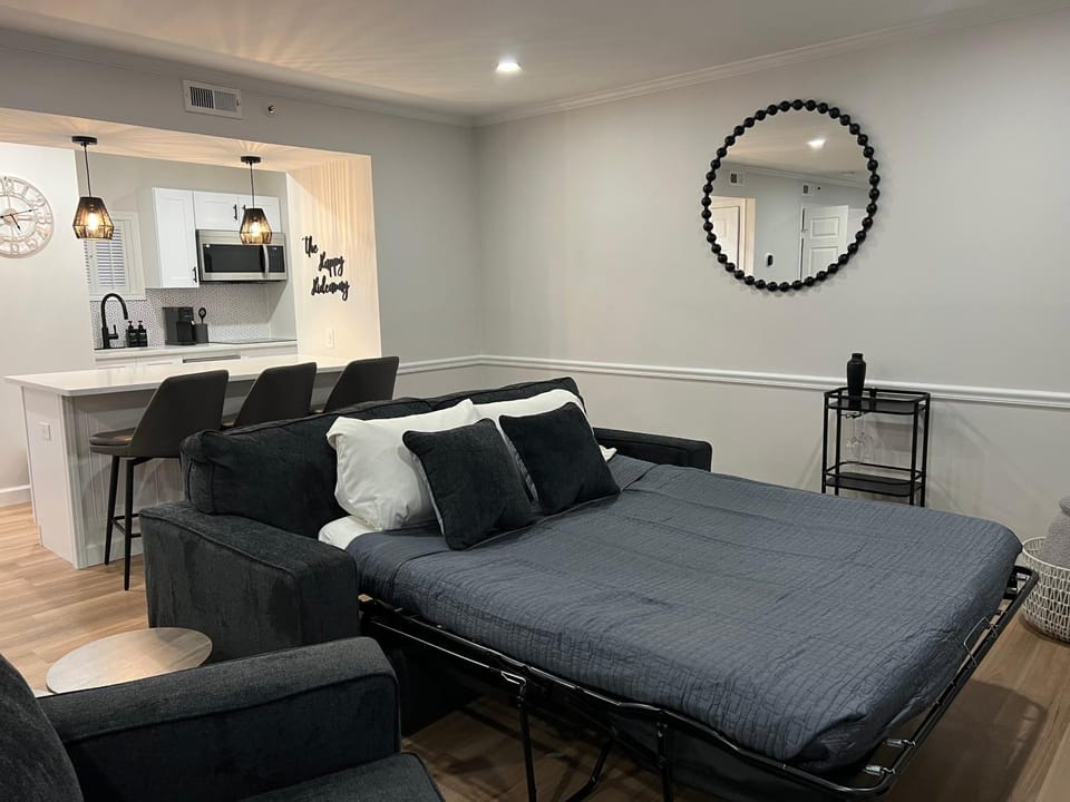 Newly Renovated Villa with King Bed and Amenities, 1 mile to Mohegan Sun Apartment in Norwich