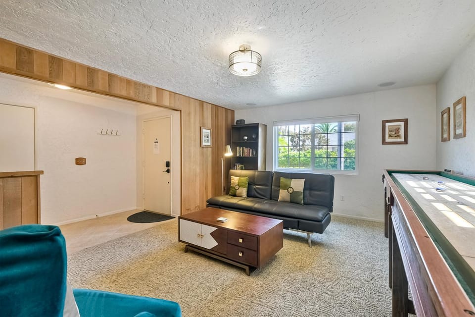 Hot Tub, Fire Pit, BBQ, Shuffleboard, Walk To Beach House in Carlsbad