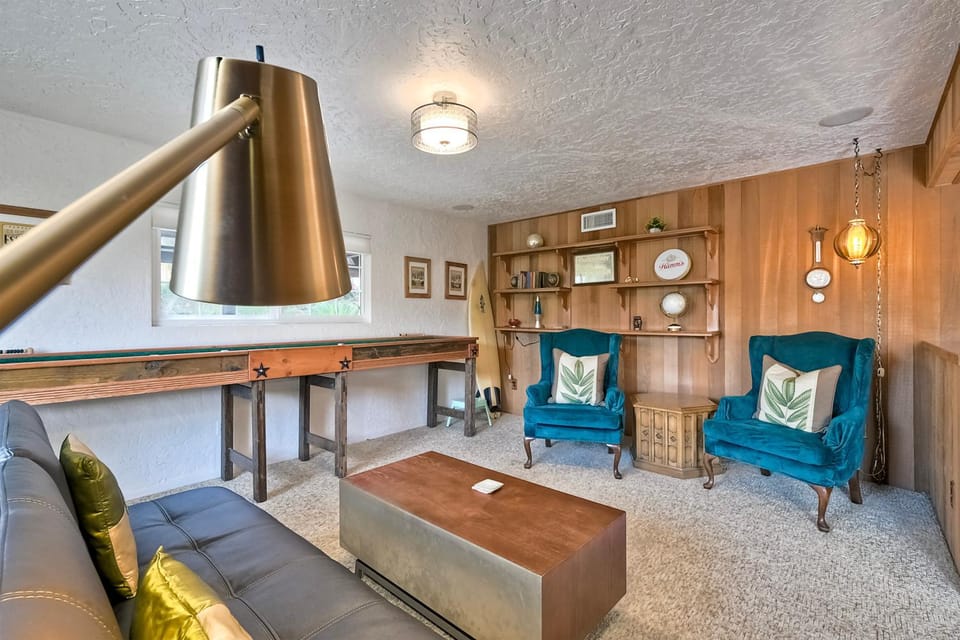 Hot Tub, Fire Pit, BBQ, Shuffleboard, Walk To Beach House in Carlsbad